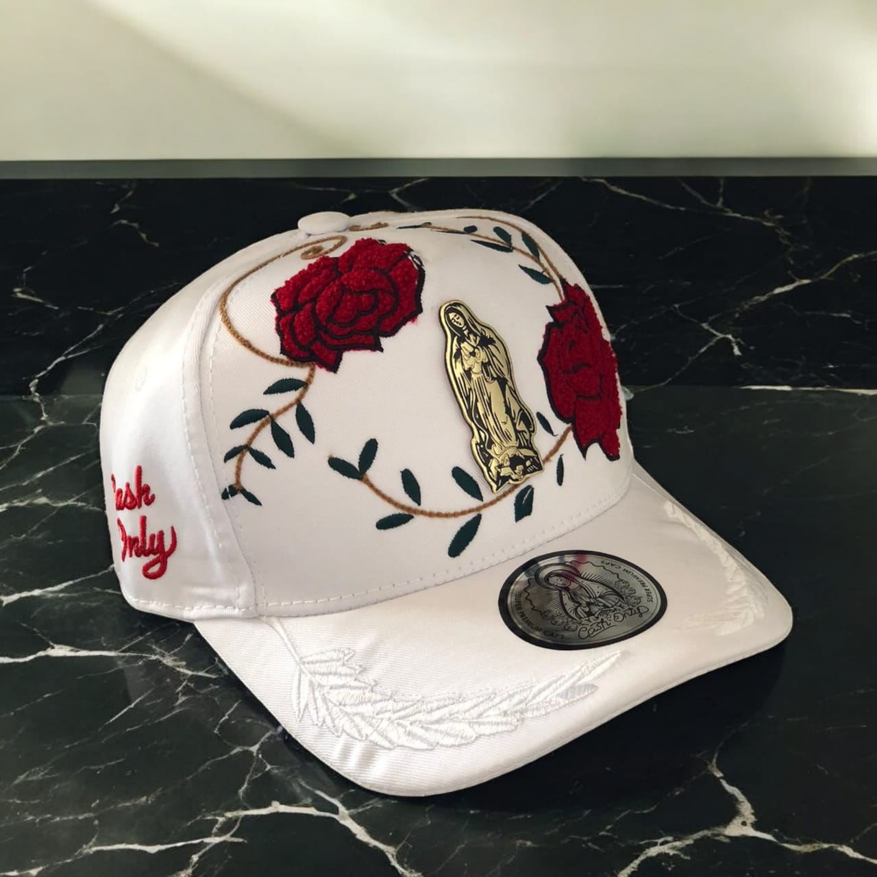 GORRA PREMIUN DE LA VIRGENCITA BLANCA  FLORES ROJAS